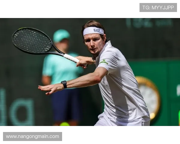 全新赛季网球战况揭晓 强者对决与新星崛起引人关注