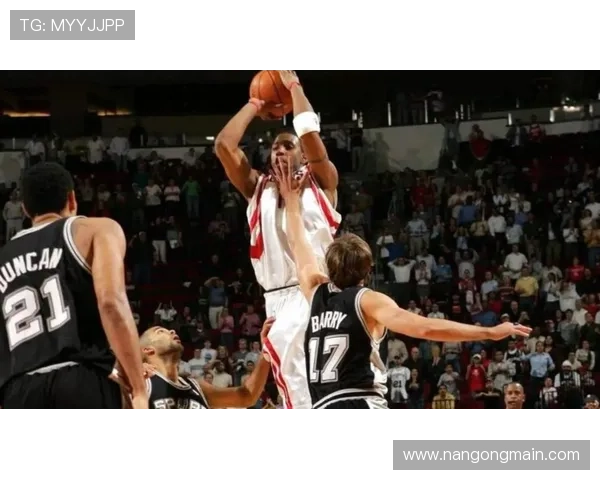 篮球赛场惊现逆转奇迹，年轻球员成球队胜利关键人物